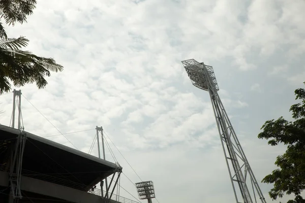 Grande riflettore all'aperto allo stadio di calcio — Foto Stock