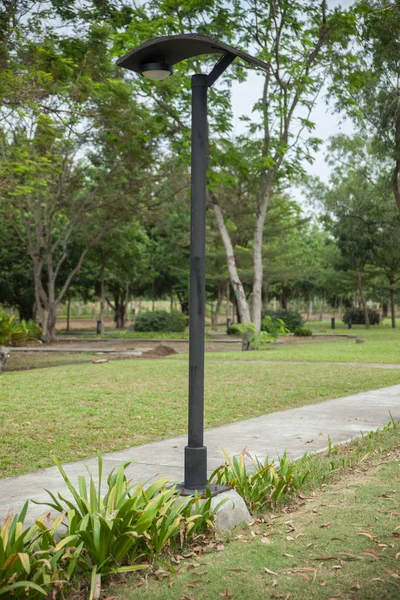 Poste de linterna de energía solar en el parque — Foto de Stock