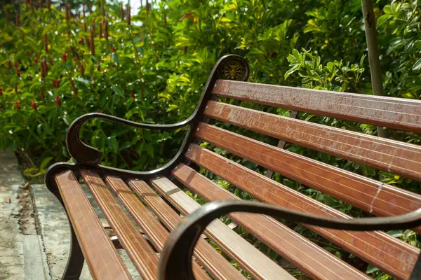 Bank im Park — Stockfoto