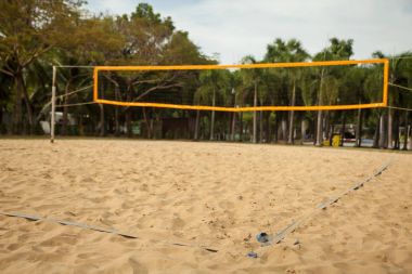 Plaj voleybol sahası çizgilerle