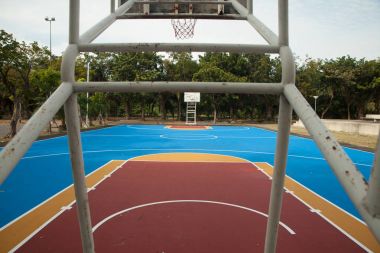 Parktaki basketbol sahası