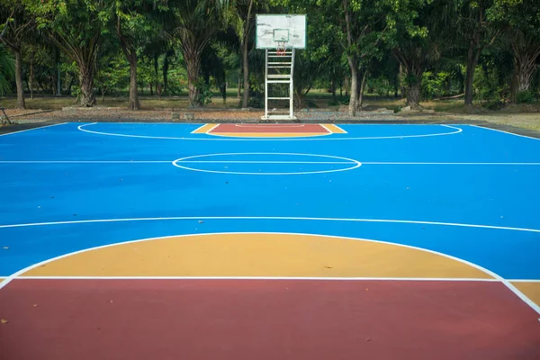 Баскетбольний майданчик у парку — стокове фото