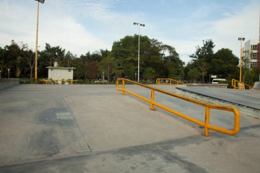 Parkta açık beton kaykay rampası