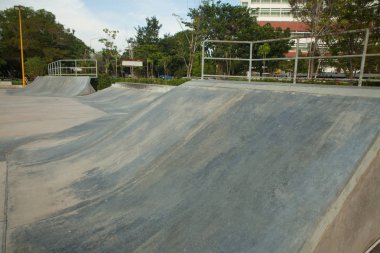 Parkta açık beton kaykay rampası