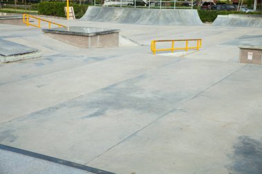 Parkta açık beton kaykay rampası