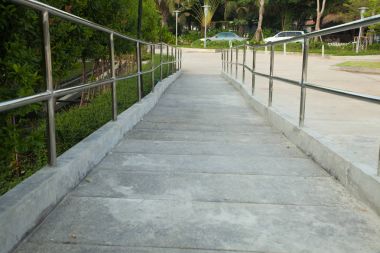 Genel Park'ta açık tekerlekli sandalye rampası