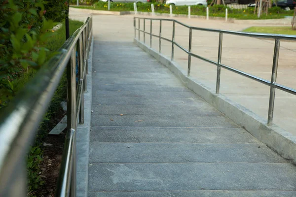 Rampa para sillas de ruedas al aire libre en el parque público —  Fotos de Stock