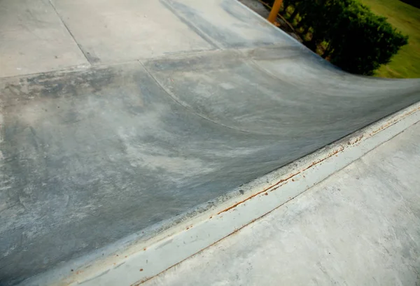 Buiten concrete skateboard helling in het park — Stockfoto