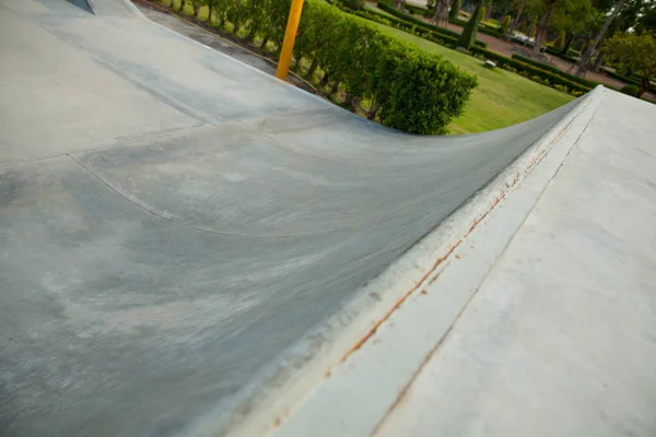 Rampa de monopatín de hormigón al aire libre en el parque — Foto de Stock