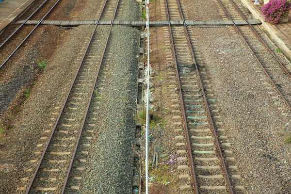 Вид сверху на железнодорожные пути в Таиланде — стоковое фото