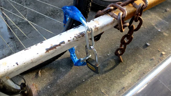 Outdoor Security lock blocking bicycle wheel Thailand — Stock Photo, Image