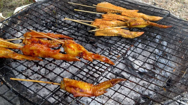 Cocinar alas de pollo a la parrilla, comida callejera tailandia —  Fotos de Stock