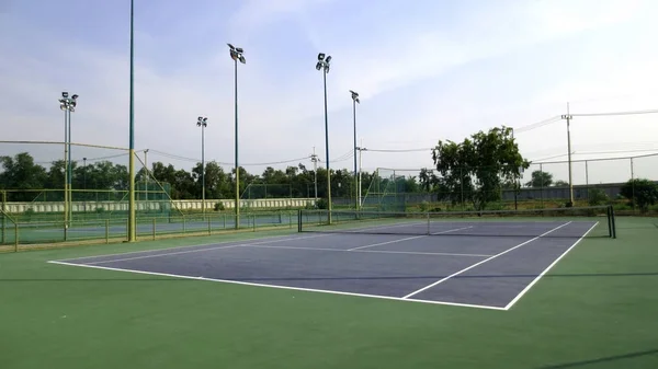 Campo da tennis in una giornata di sole, Thailandia — Foto Stock