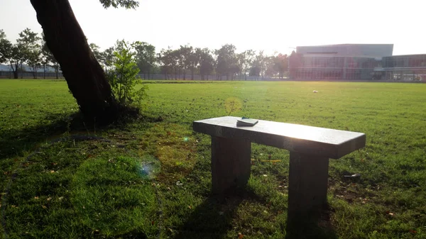 Réservez sur le banc au parc, thailand — Photo