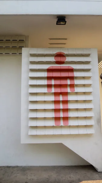 Pintar o sinal do toalete na parede na Tailândia — Fotografia de Stock