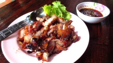 Tayland tabakta soslu ızgara domuz