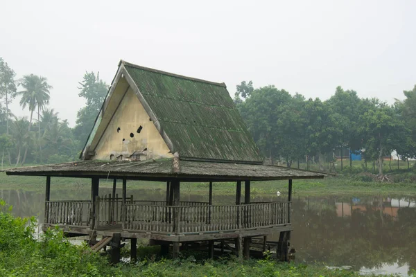 Ancien pavillon extérieur près de la rivière — Photo
