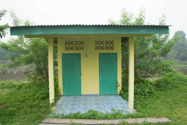 Außentoilette in Thailand, öffentliche Toilette mit Tür — Stockfoto