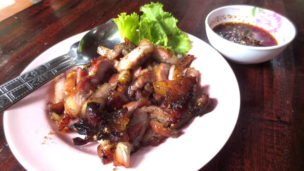 Carne de cerdo a la parrilla con salsa en plato en Tailandia —  Fotos de Stock