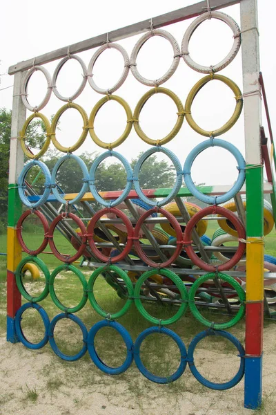 Школьная площадка из резиновой резины в Таиланде — стоковое фото