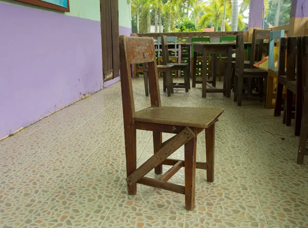 Thailändische Schulstühle aus Holz in Thailand — Stockfoto