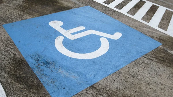 Placa de estacionamento para deficientes na rua — Fotografia de Stock