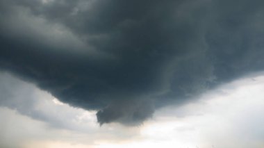 Önce dramatik siyah bulut yağmurlu Tayland at