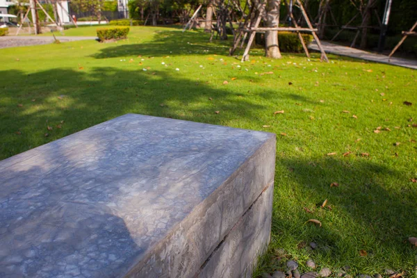 Kamenná lavice v zelené zahradě v Thajsku — Stock fotografie