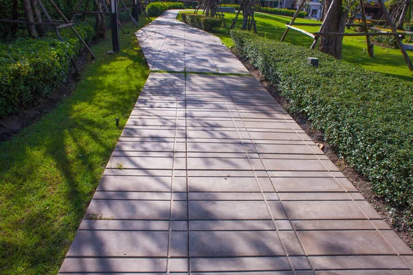 Pasarela de piedra en jardín verde en Tailandia — Foto de Stock