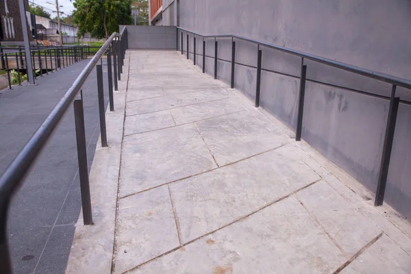 Acceso en rampa para minusválidos al edificio para minusválidos — Foto de Stock