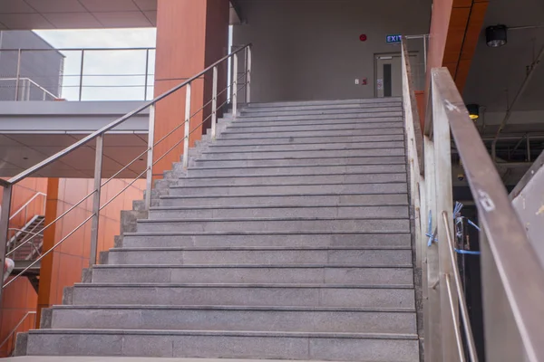 Escalier moderne accès dans l'immeuble de bureaux — Photo