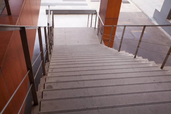 Escalier moderne accès dans l'immeuble de bureaux — Photo