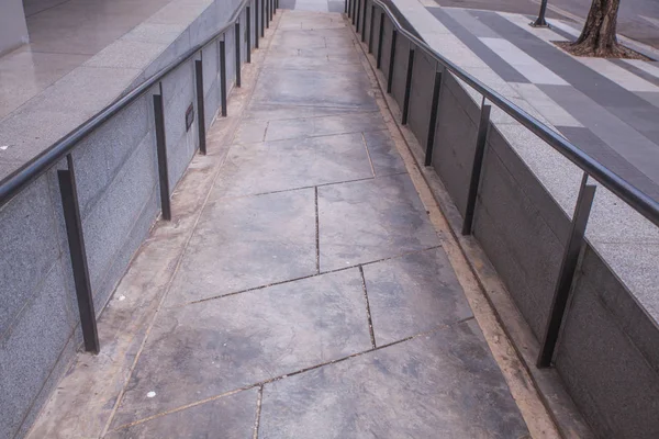 無効にする人々 のための建物に不具の傾斜路アクセス — ストック写真