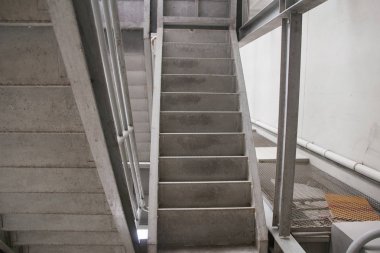 Modern yangın merdiveni ve binanın merdiven