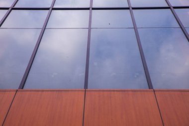 Cam duvar içinde modern ofis binası