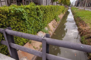 Parkta su üzerinde beton köprü