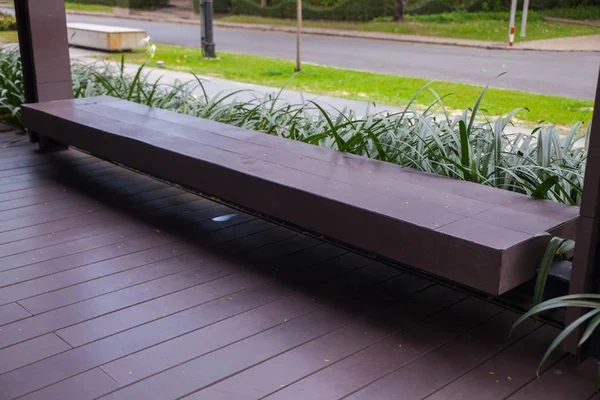 Banc en bois dans le jardin à Thaïlande — Photo