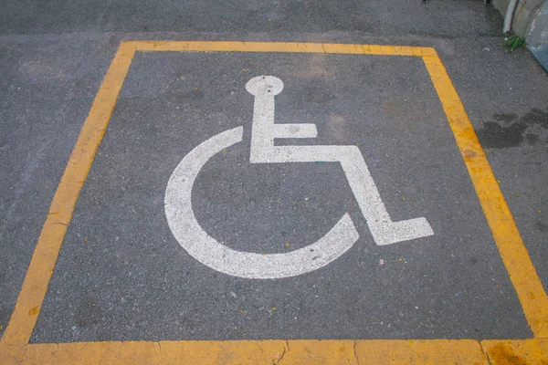 Disabilitare il segnale di parcheggio sulla strada in cemento — Foto Stock