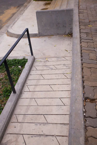 Accès au bâtiment accessible aux personnes handicapées par rampe d'accès — Photo