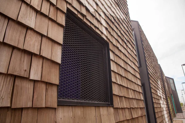 Ventana y bloques de madera apilados como pared —  Fotos de Stock