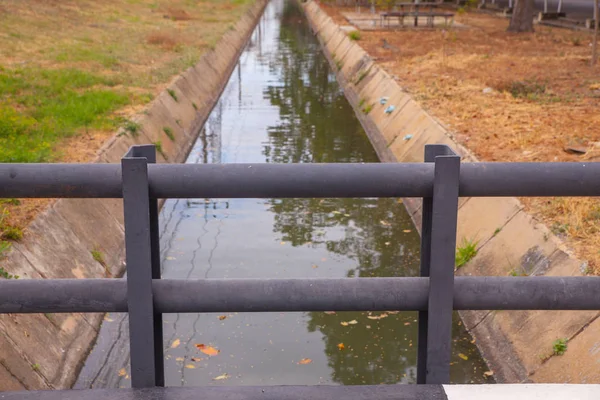 Ponte de concreto sobre a água no parque — Fotografia de Stock