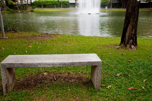 Banc moderne en béton dans le jardin de Thaïlande — Photo