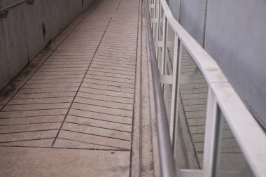 Destek devre dışı tekerlekli sandalye insanlar için rampa yol