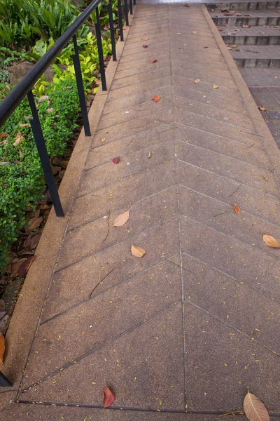 Acceso al aire libre rampa manera para personas con discapacidad — Foto de Stock