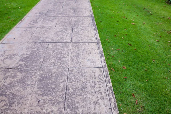 Utomhus betong promenad sätt på park — Stockfoto