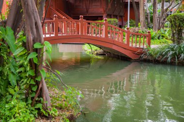 Ahşap köprü çapraz nehir Tay tarzı Tayland at 