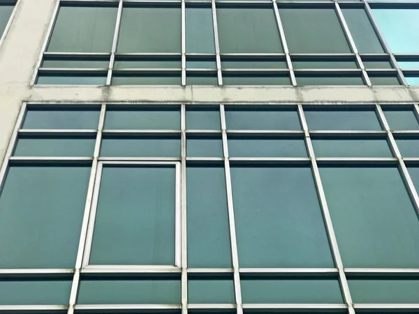 Parede de vidro no prédio de escritórios na Tailândia — Fotografia de Stock