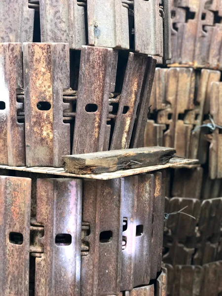 Empilhado de pneu de trator de aço antigo na Tailândia — Fotografia de Stock