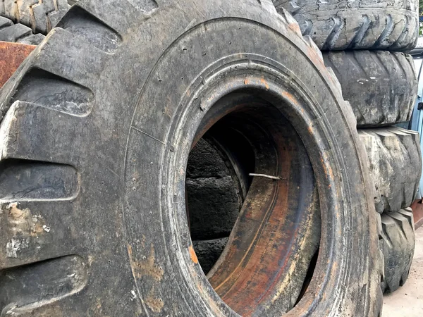 Empilhados de pneu de caminhão velho na Tailândia — Fotografia de Stock