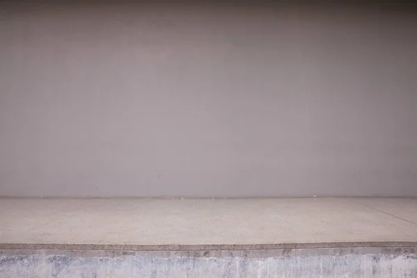 空白のコンクリートの壁と床タイ — ストック写真